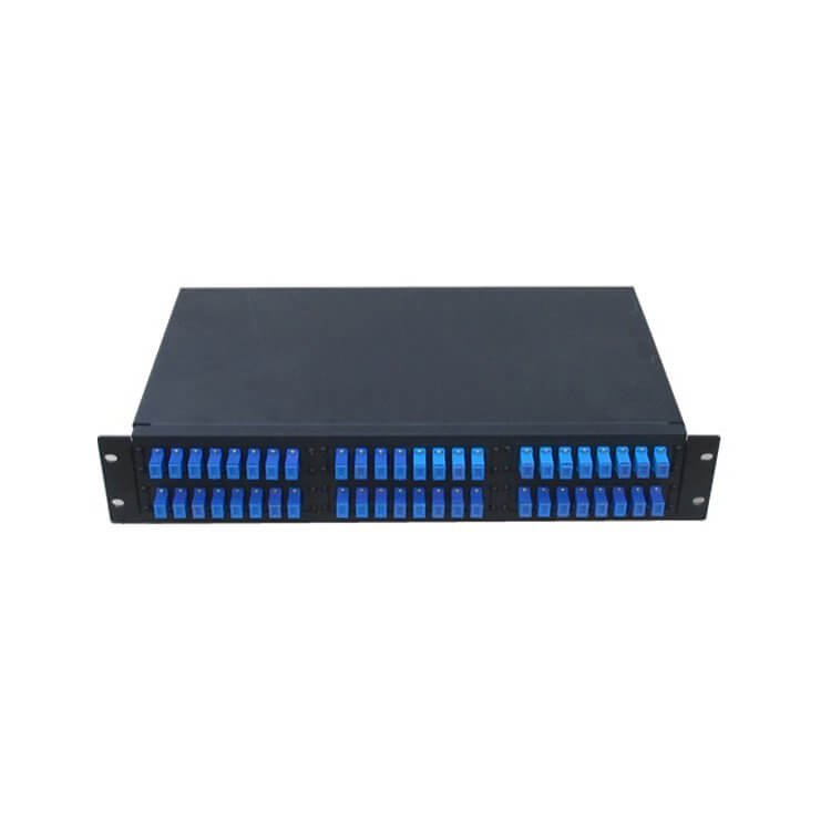 caixa de terminação de distribuição instalada em rack com 48 painéis de fibra de núcleo