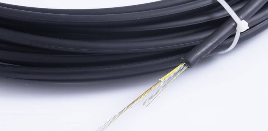 Por qué los cables de fibra óptica de exterior tienen su cubierta de color  negro?